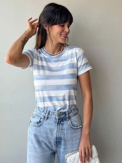 Tshirt Listrada Branco e Azul Blusa Básica Feminina Camiseta Gola O Malha Suplex Estampada